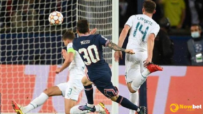 Ronaldo làm bàn cứu thua cho MU sánh ngang Messi